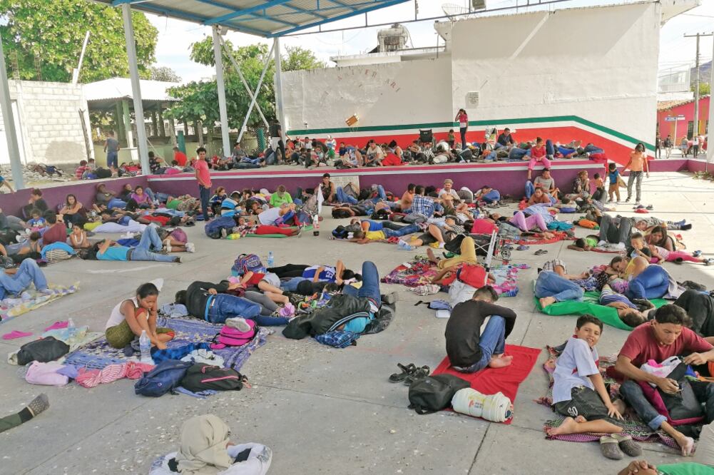 Algunos centroamericanos se instalaron en el parque central y en el auditorio de San Pedro Tapanatepec; no fueron recibidos por autoridades (ROSELIA CHACA. EL UNIVERSAL)