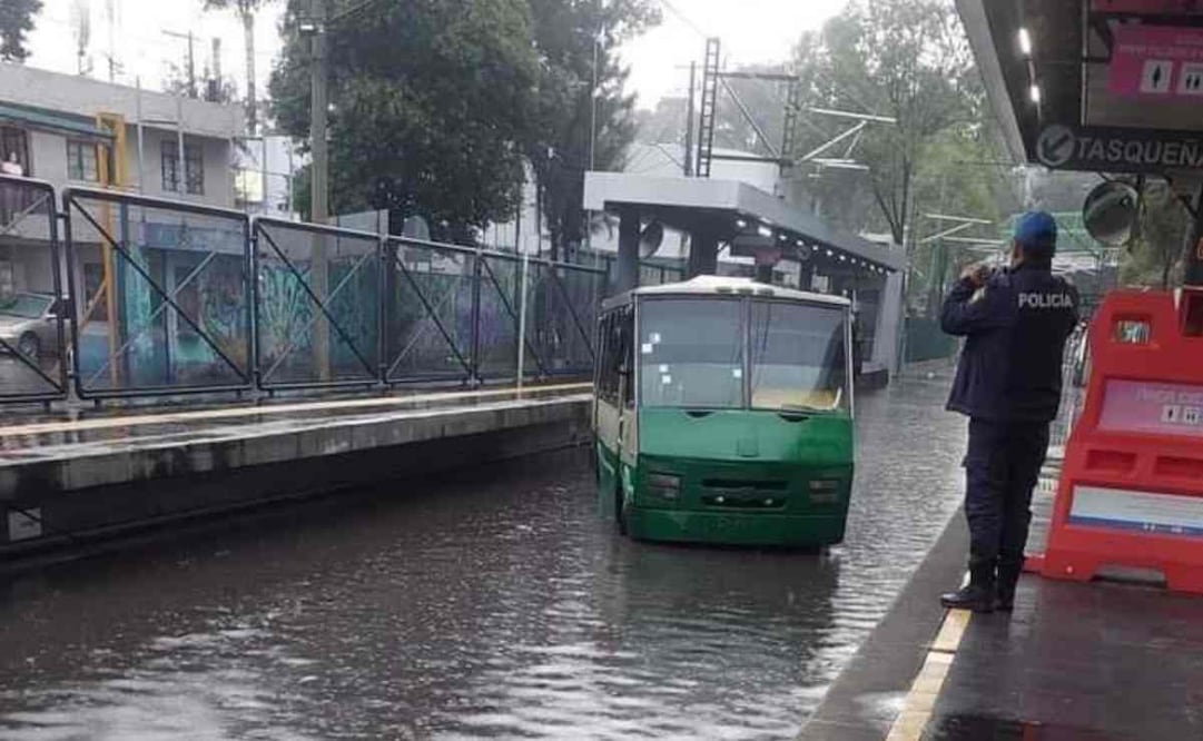 El operador de la unidad fue detenido, la unidad será trasladada a depósito vehicular y el STE colaborará con la autoridad a fin de deslindar responsabilidades. Foto: Especial
