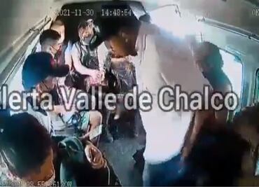 "Ya se la saben..."; Captan asalto en combi de Valle de Chalco y pasajeros acusan a chofer de complicidad