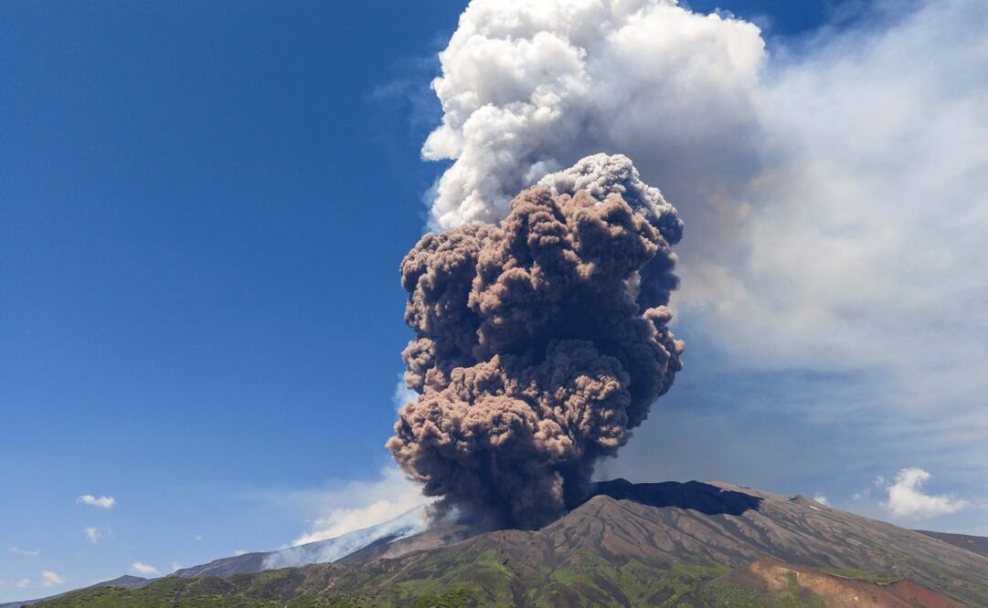 Columnas de humo del volcán Etna, Italia, lunes 2 de junio de 2025. Foto: AP