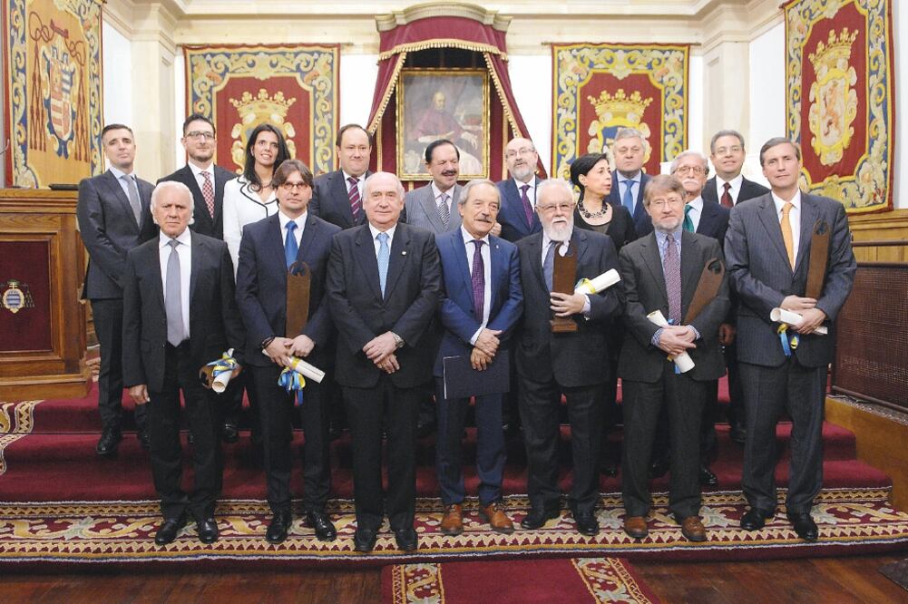 El Licenciado Juan Francisco Ealy Ortiz, Presidente Ejecutivo y del Consejo de Administración de EL UNIVERSAL (atrás, al centro), posa con los galardonados en la Universidad de Oviedo, en Asturias (ESPECIAL)