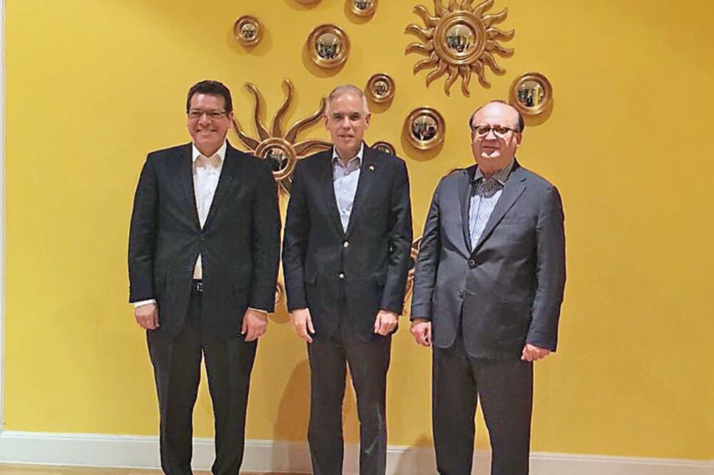Los mandatarios Marco Mena (izq.) y Graco Ramírez (der.) y se reunieron con el embajador de México en China, Julián Ventura (ESPECIAL)