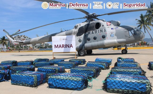 Marina asegura embarcación con 26 bultos de presunta cocaína frente a costas de Guerrero; hay dos extranjeros detenidos