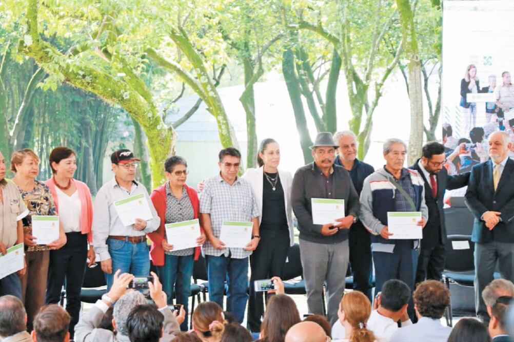 Autoridades capitalinas entregaron ayer varios reconocimientos a trabajadores del Bosque de Chapultepec por su trayectoria laboral que va de los 45 y hasta los 60 años. Foto: ESPECIAL