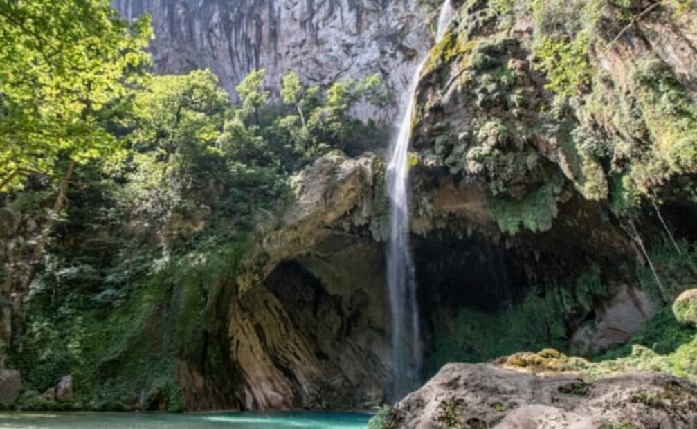 Nuevo León: pozas azules, montañas y toboganes naturales en una ruta de aventura