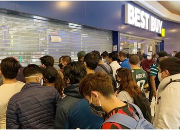 Best Buy cierra tiendas físicas tras largas filas de clientes en busca de ofertas