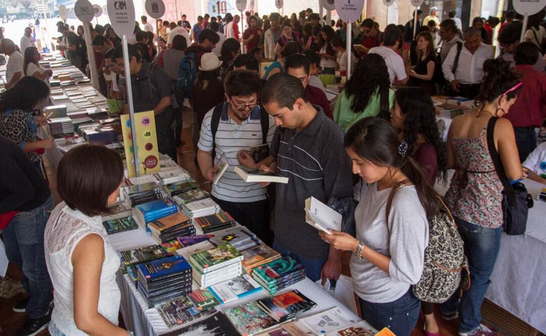 El remate busca presentar en un mismo espacio y a precios accesibles investigaciones, obras de divulgación del conocimiento, guías para estudiantes y docentes, además de obras de creación artística y literaria. FOTO: Cuartoscuro