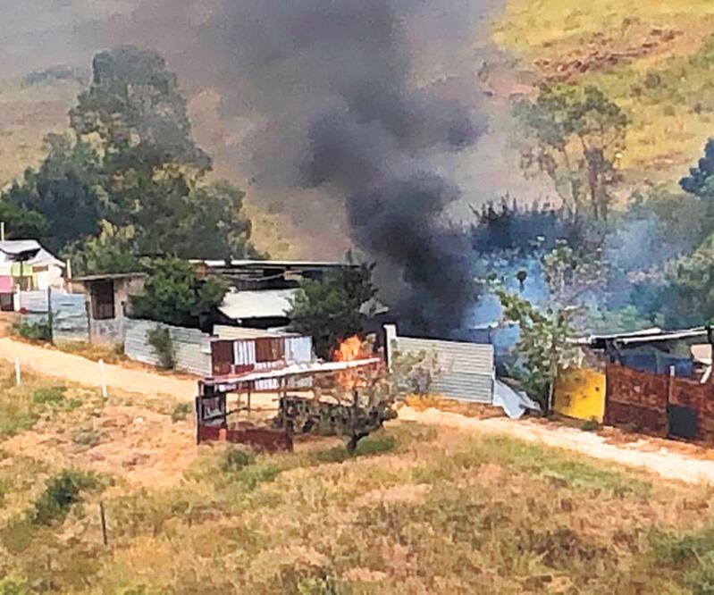 En Santa Cruz Xoxocotlán se registró el incendio de vehículos y casas. Foto: Especial