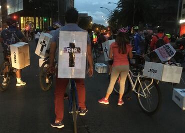Con "ataúdes", rodada ciclista exige justicia por muertes en accidentes viales