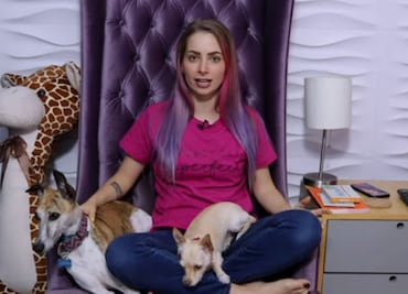 Familia de YosStop le canta las Mañanitas vía teléfono y ella hace una reflexión