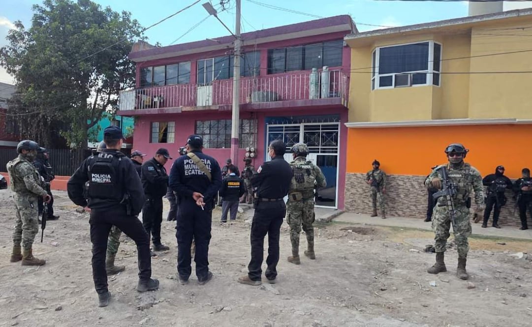 Fuerzas federales, estatales y municipales catean inmueble en Chiconautla, Ecatepec; localizan explosivos, armas y uniformes apócrifos.
Foto: Especial.