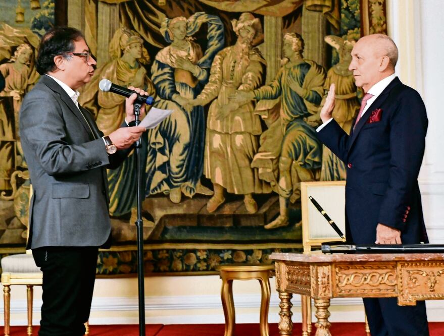 El presidente colombiano, Gustavo Petro, al tomar juramento a Jorge Duque como nuevo Consejero de Estado, ayer en Bogotá.