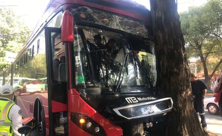 Metrobús choca contra un árbol en Insurgentes; hay 16 heridos