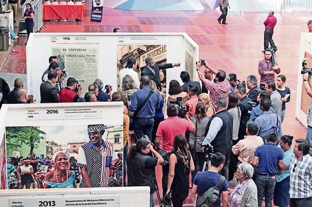 En el patio central del palacio municipal de Tijuana se inauguró ayer la exposición que muestra los sucesos más importantes en el último siglo en el país. (FOTOS: EL UNIVERSAL)