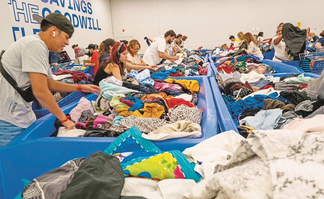 Asistentes a un Goodwill Outlet Center donde se vende ropa usada en Hackensack, Nueva Jersey. 