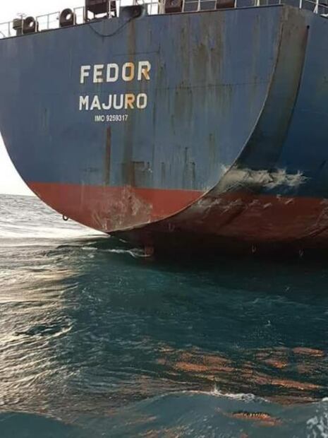 Choca buque de Pemex contra muelle y derrama hidrocarburo en Oaxaca