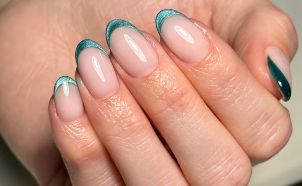 Las uñas francesas nunca pasan de moda. Foto: Instagram @bygoldup