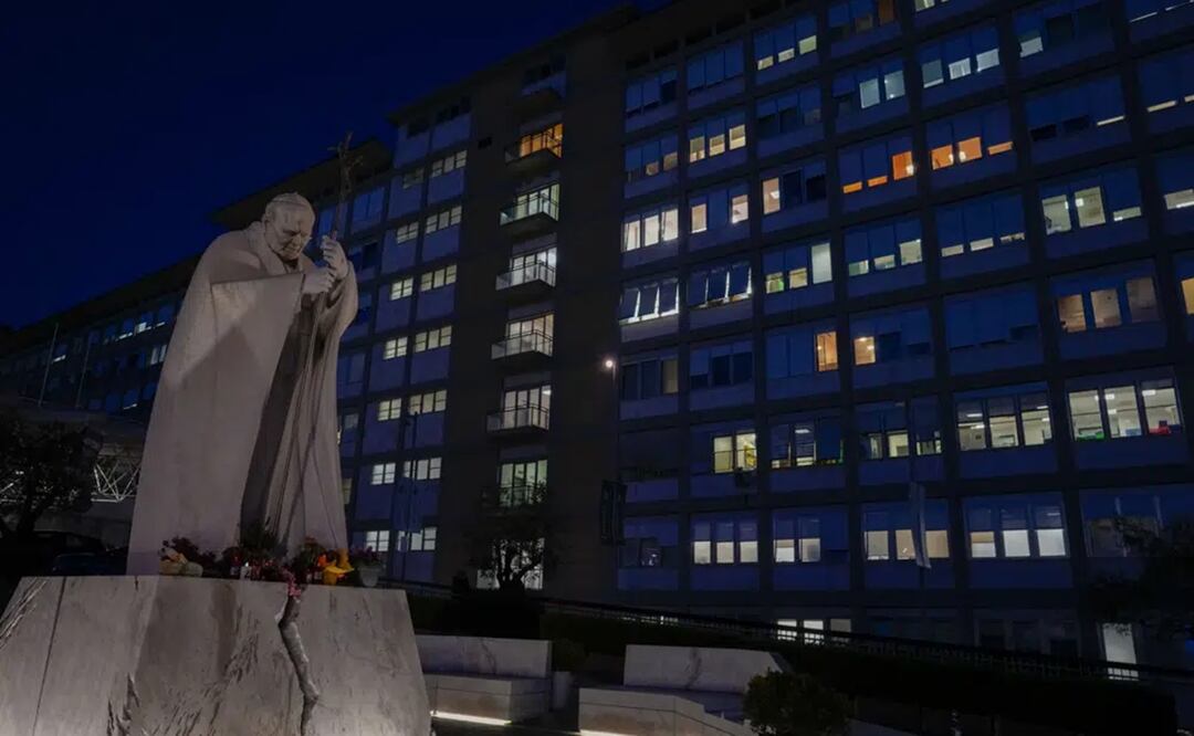 Una estatua del fallecido papa Juan Pablo II se ve ante el hospital Agostino Gemelli de Roma, el miércoles 29 de marzo de 2023, después de que el papa Francisco fuera ingresado allí por una infección respiratoria. Foto: A