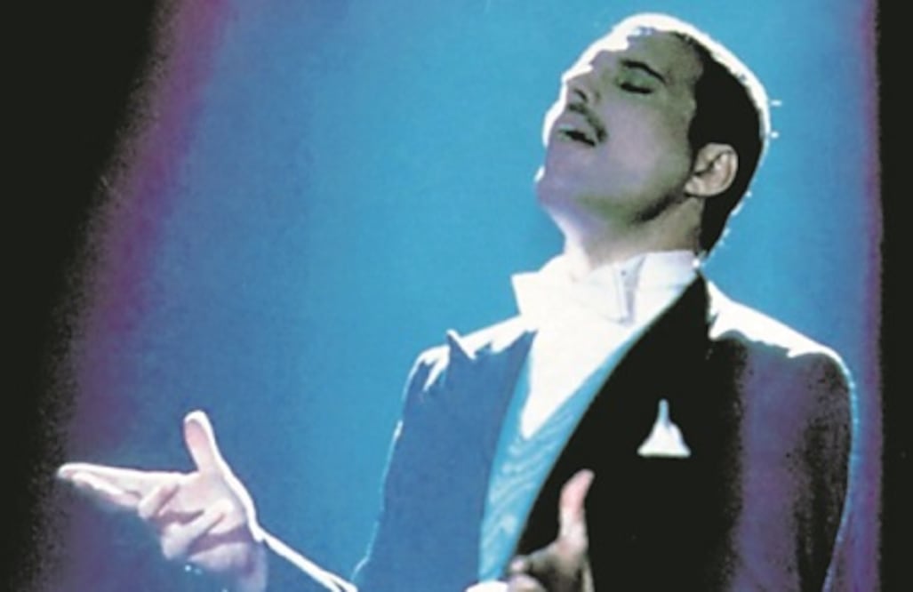 Freddie Mercury y Michael Keaton, en un día como hoy