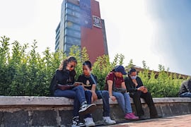 Este viernes, para sortear la crisis causada por actos prohibidos en la prueba en línea de ingreso a licenciatura, la UNAM anunció la aplicación de un examen de control de forma presencial. Foto: GABRIEL PANO/EL UNIVERSAL