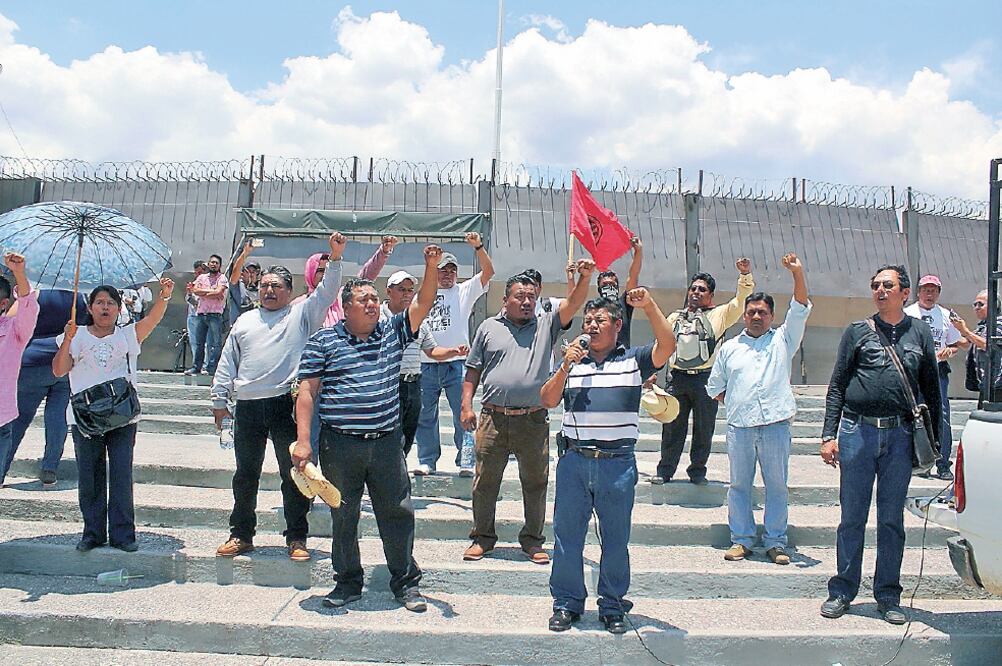 Docentes de la CETEG marcharon hacia el Palacio de Gobierno en Chilpancingo (ANWUAR DELGADO. EL UNIVERSAL)