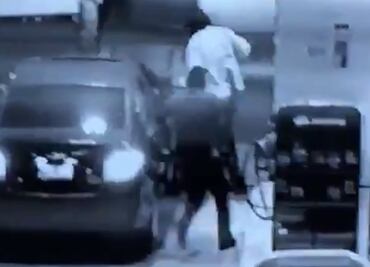 Despachador de gasolina se enfrenta con manguera a presunto delincuente