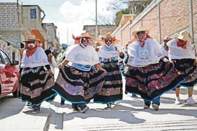 Las "flores" que honran a golpes a sus ancestros