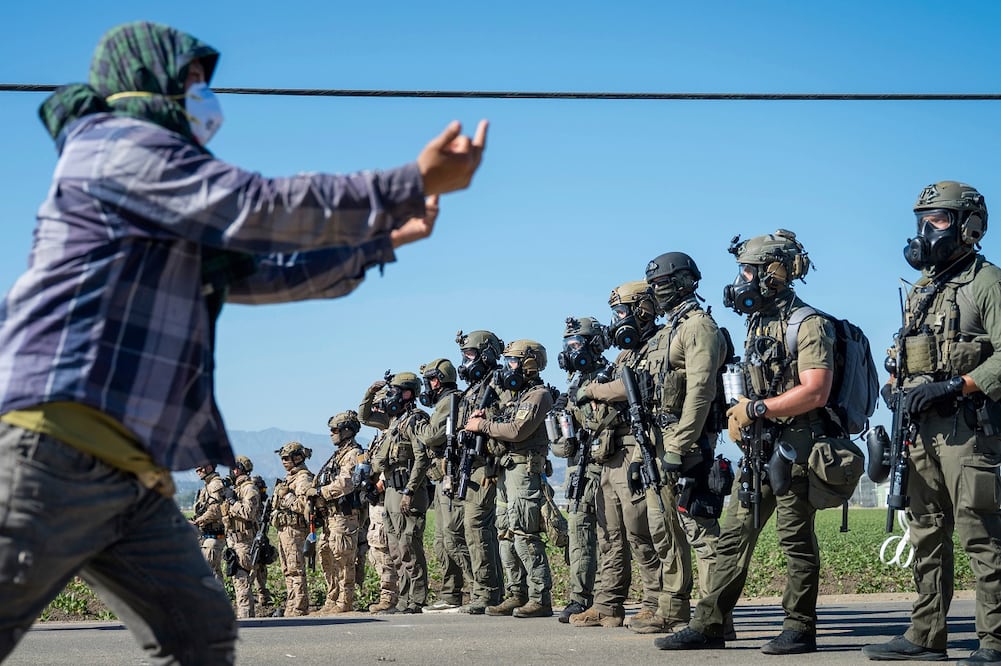 Manifestantes se enfrentan a agentes federales de inmigración durante una redada en la zona agrícola de Camarillo, California. Foto: AP