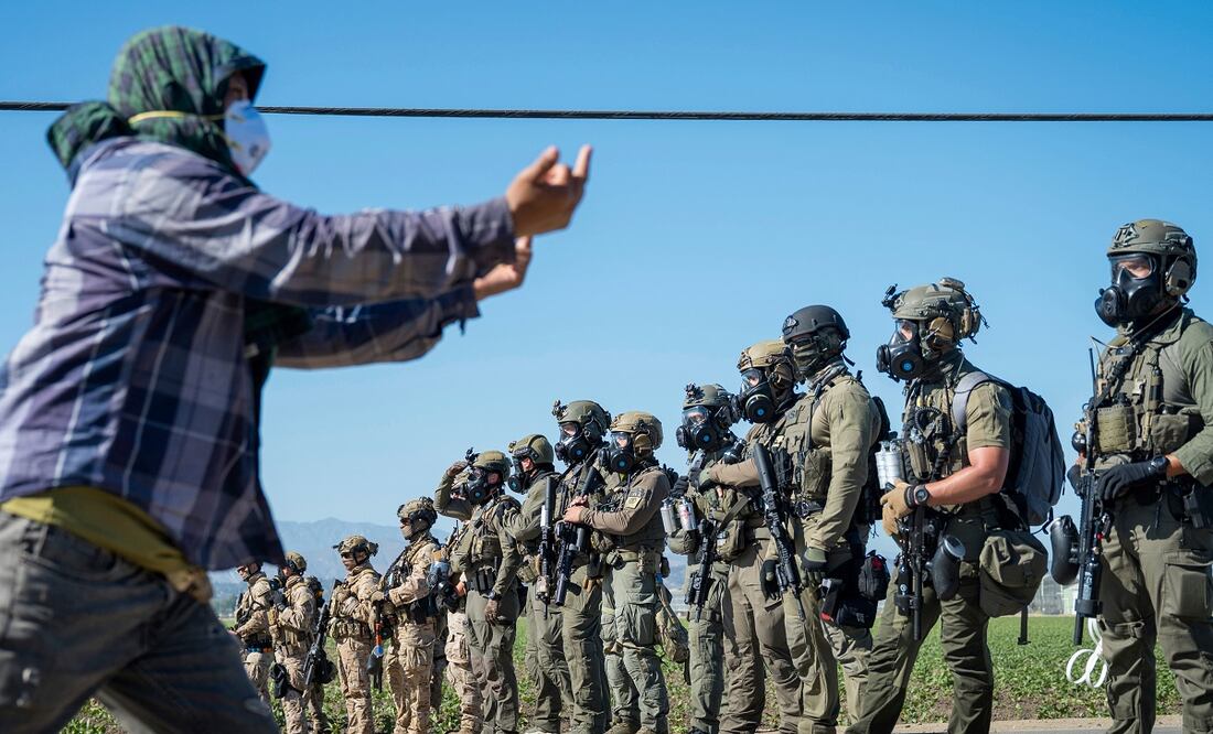 Manifestantes se enfrentan a agentes federales de inmigración durante una redada en la zona agrícola de Camarillo, California. Foto: AP