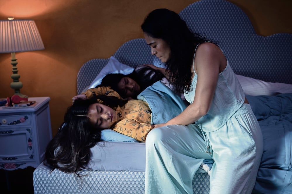 La protagonista acaba de sufrir la pérdida de su tercer hijo, al tiempo que cree que sus dos niñas
fueron suplantadas. Foto: La Palma de Oro y El Camino Amarillo Films