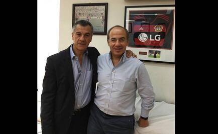 Operan de la rodilla al ex presidente Felipe Calderón 