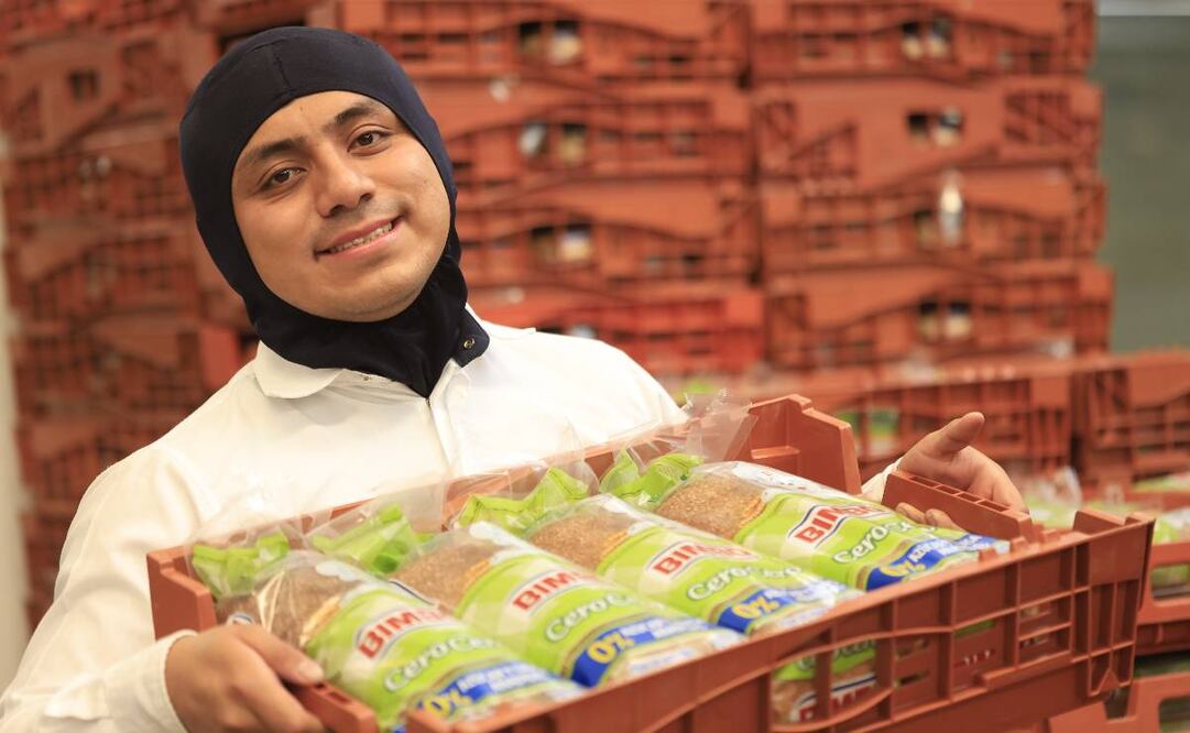Colaboradores de Grupo Bimbo inspeccionan la línea de producción, asegurando la inocuidad y calidad en cada etapa del proceso