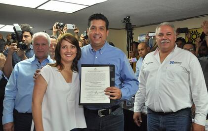 García Cabeza de Vaca recibe constancia de mayoría