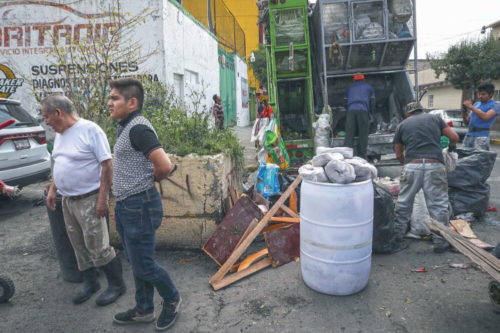 Los afectados tiraron a la basura los enseres que ya no pudieron rescatar de las aguas negras que se salieron de las alcantarillas. (JUAN CARLOS REYES. EL UNVERSAL)