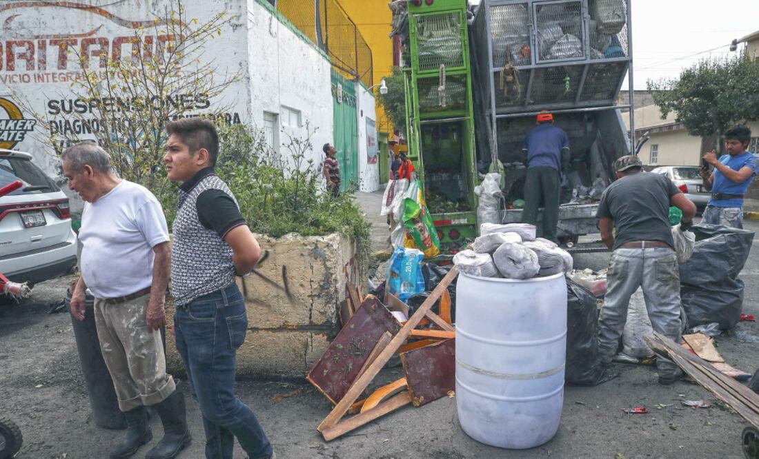 Los afectados tiraron a la basura los enseres que ya no pudieron rescatar de las aguas negras que se salieron de las alcantarillas. (JUAN CARLOS REYES. EL UNVERSAL)