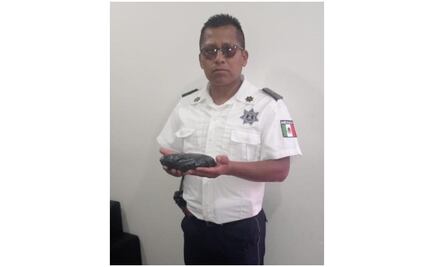 Policía de Neza encuentra bolsa con oro, la resguarda y entrega a su dueña
