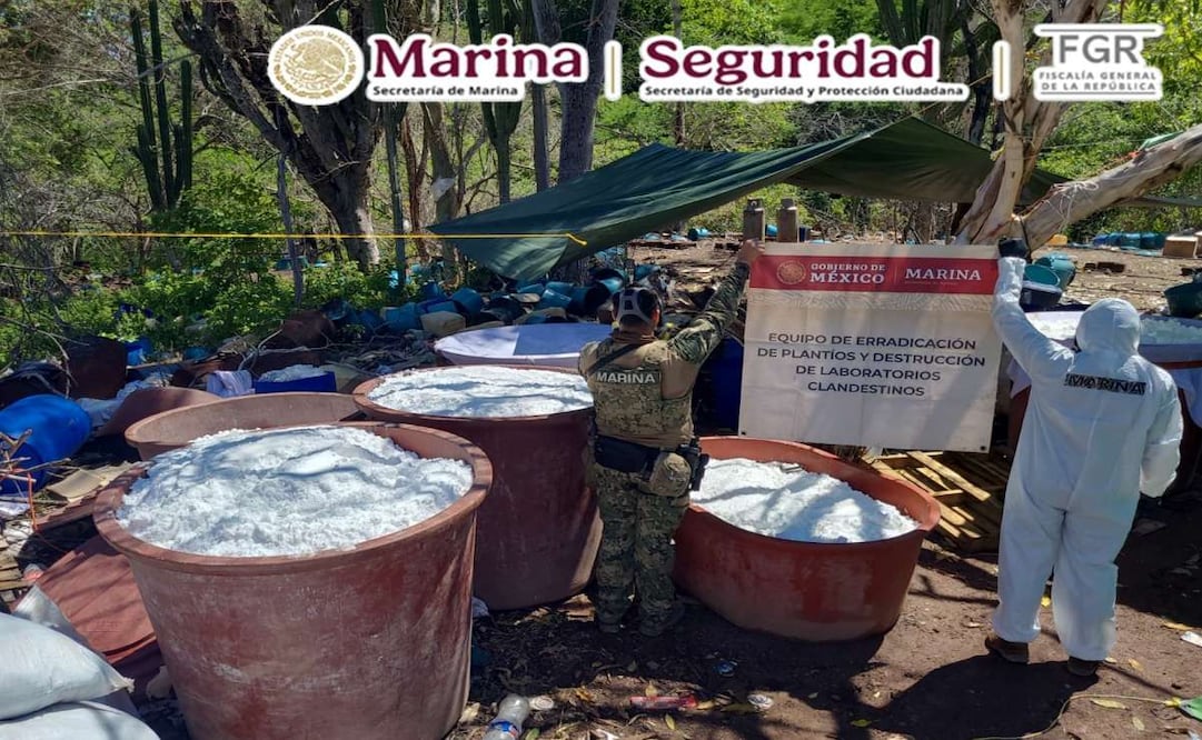 La Marina Armada, la FGR y la SSPC inhabilitaron tres laboratorios clandestinos ligados a “Los Chapitos”, en la comunidad de Corralejo, Sinaloa, en los que había 16 mil 350 kilogramos de aparente metanfetamina, 4 mil 350 litros de precursores y 5 mil 700 kilogramos de sustancias sólidas. Foto: Semar