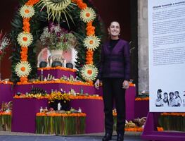 Sheinbaum presenta ofrenda del Día de Muertos en Palacio Nacional; la dedica a mujeres indígenas de México