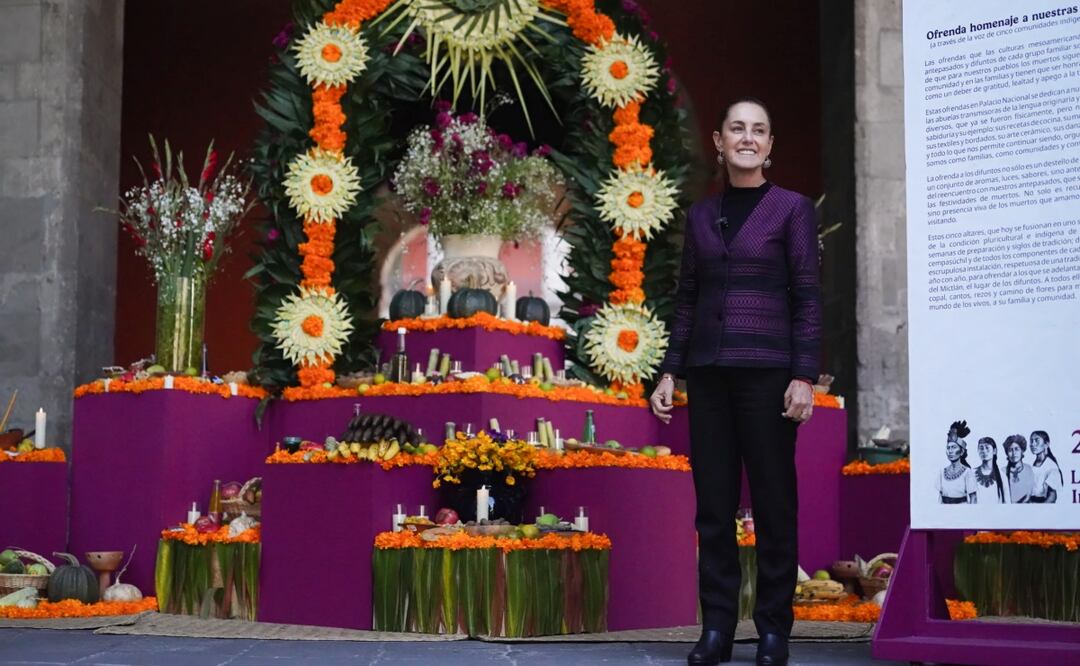 Claudia Sheinbaum presenta ofrenda del Día de Muertos en Palacio Nacional dedicada a las mujeres indígenas en México (01/11/2025). Foto: Presidencia