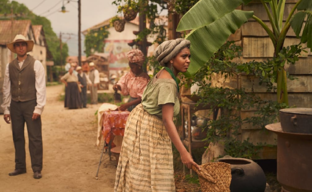 Las nuevas calles muestran el crecimiento del pueblo, la economía informal y las diferencias sociales que cobrarán mayor fuerza en la segunda parte. Foto: Netflix.