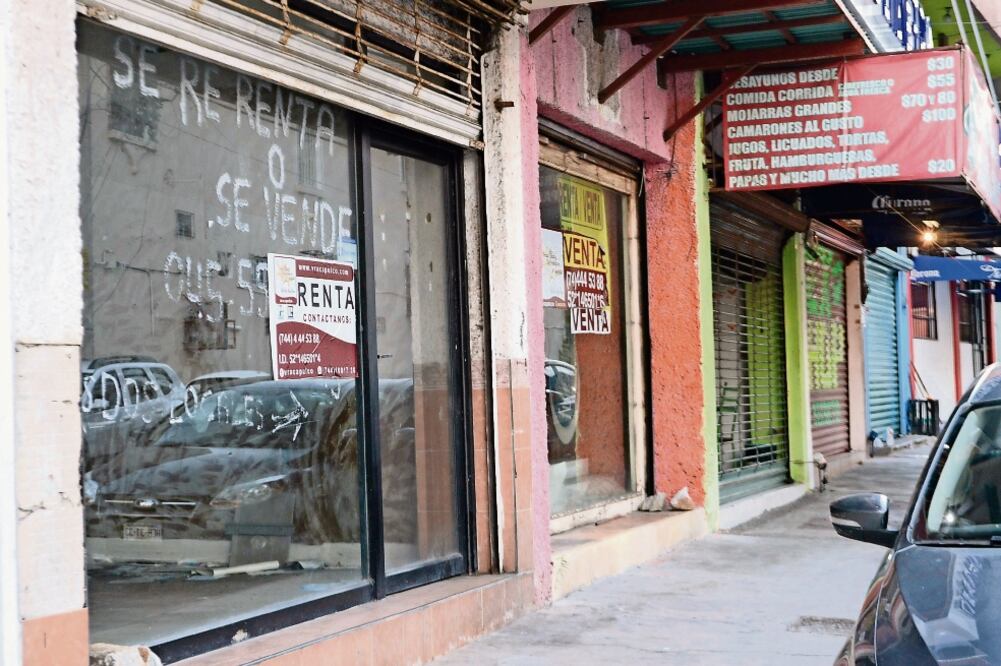 En lo que va de este año han cerrado 35 negocios. Sus dueños decidieron que no regresarían a Chilpancingo. Quienes se quedan piden garantías para poder trabajar (Dassaev Téllez)