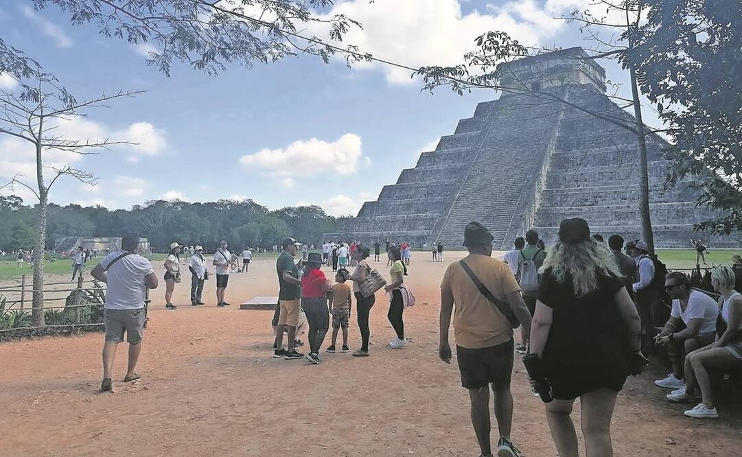 Turistas disfrutan de la Zona Arqueológica de Chichén Itzá desde el pasado 12 de enero, cuando fue reabierta tras varios días de protestas por parte de artesanos. Foto: INAH
