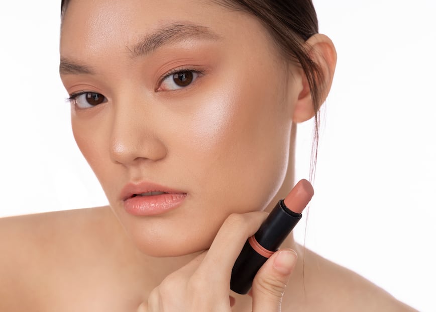 Labios hidratados y tonos naturales hacen que la expresión se vea más joven y relajada. Foto: Freepik