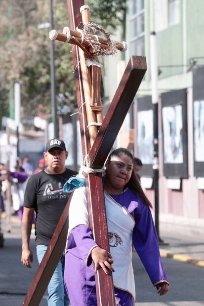 Nazarenos recorren las calles de los ocho Barrios en Iztapalapa en el marco de la 180 representación de la pasión, muerte y resurrección de Cristo. Foto: Juan Boites/ EL UNIVERSAL