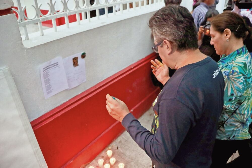 Además de las personas que acuden a pedir ayuda a López Obrador, en la casona de la Roma un grupo instaló un altar para orar por el morenista (ARIEL OJEDA. EL UNIVERSAL)