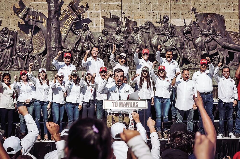 En la Plaza Fundadores de Guadalajara, el abanderado del PRI, Miguel Castro, dio a conocer los cinco ejes que conformarán su campaña: inseguridad, desarrollo social incluyente, prosperidad incluyente, medio ambiente y alianzas (TOMADA DE TWITTER)