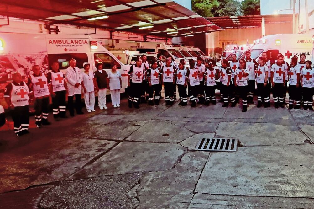 Voluntarios de la Cruz Roja guardaron un minuto de silencio en memoria de las víctimas del sismo de 1985. En el evento participaron socorristas que vivieron en carne propia este temblor (FERNANDO RAMÍREZ. EL UNIVERSAL)