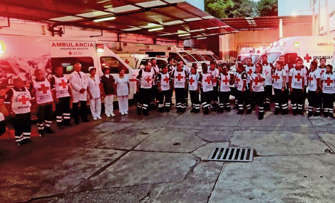 Voluntarios de la Cruz Roja guardaron un minuto de silencio en memoria de las víctimas del sismo de 1985. En el evento participaron socorristas que vivieron en carne propia este temblor (FERNANDO RAMÍREZ. EL UNIVERSAL)
