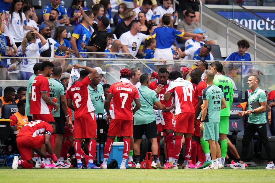 Bosnia y Panamá en una pausa de hidratación, durante un partido amistoso rumbo al Mundial de 2026 - Foto: AP