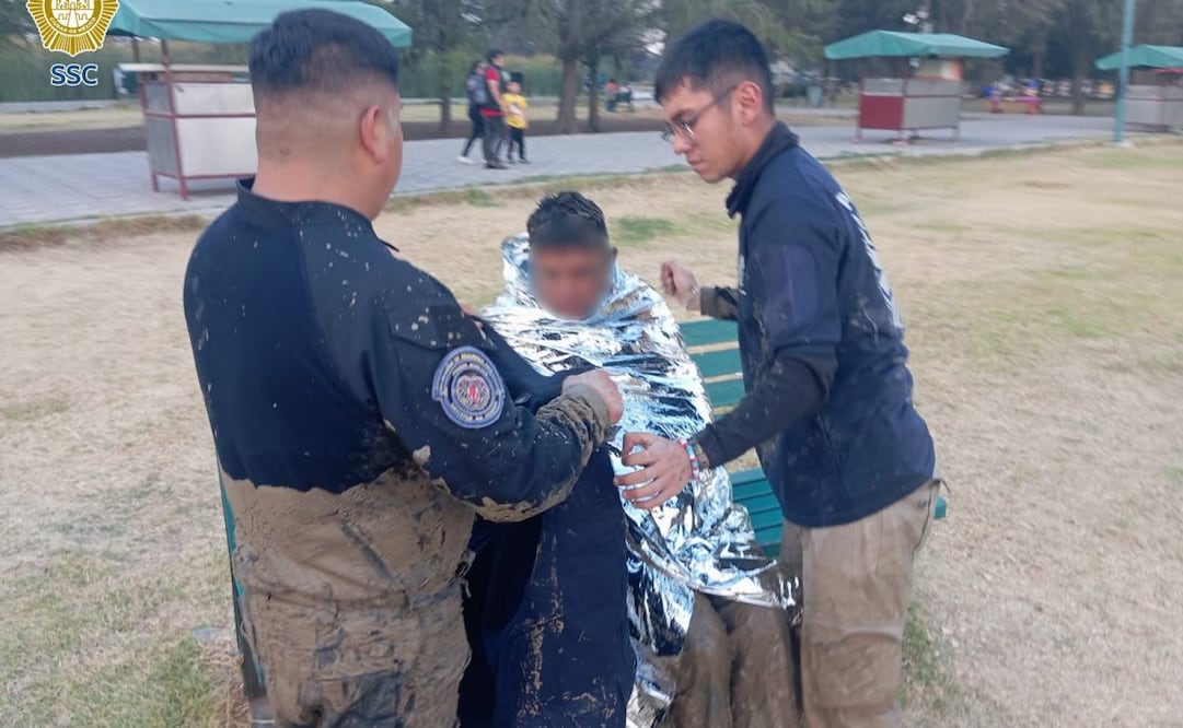 Rescatan a hombre atrapado en fango del lago del Bosque de Aragón; se encontraba en aparente estado de ebriedad.
Foto: Especial.